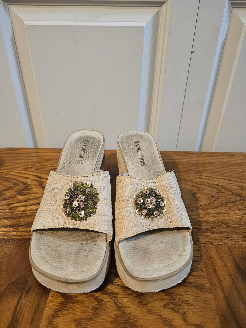 No BOUNDARIES Cream Slide Mules with Beaded Floral Accent SIZE 8